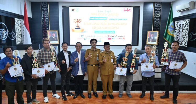 Walikota Jambi, Maulana foto bersama para pemenang Lomba Karya Jurnalistik dan Lomba Foto dalam Berita yang digelar PWI Kota Jambi