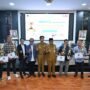 Walikota Jambi, Maulana foto bersama para pemenang Lomba Karya Jurnalistik dan Lomba Foto dalam Berita yang digelar PWI Kota Jambi