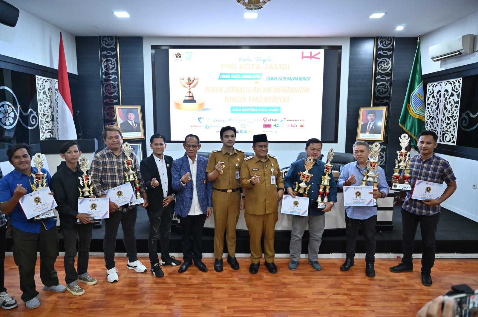 Walikota Jambi, Maulana foto bersama para pemenang Lomba Karya Jurnalistik dan Lomba Foto dalam Berita yang digelar PWI Kota Jambi
