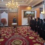 Gubernur Jambi, Al Haris saat melantik sembilan kepala SMA, SMK dan SLB
