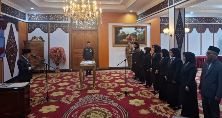 Gubernur Jambi, Al Haris saat melantik sembilan kepala SMA, SMK dan SLB