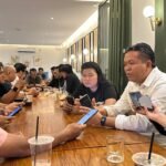 Technical Operation Central Sumatra Bagian Tengah Syamsul Bahri bersama juarnalis Jambi saat Ngopi Bareng Indosat
