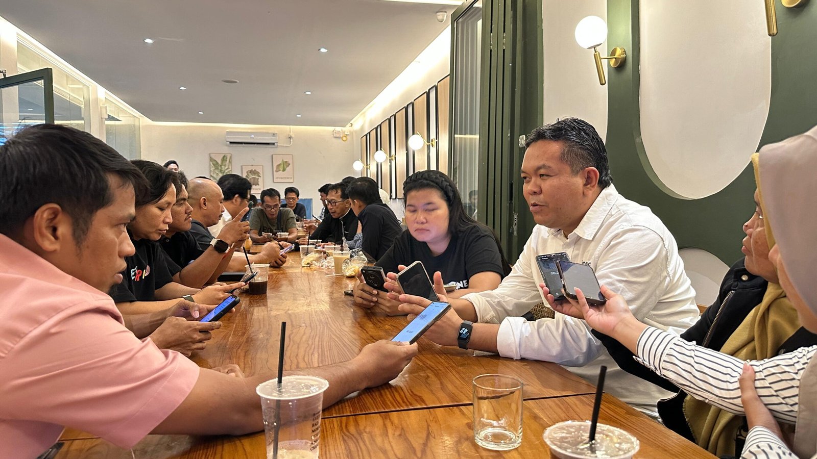 Technical Operation Central Sumatra Bagian Tengah Syamsul Bahri bersama juarnalis Jambi saat Ngopi Bareng Indosat