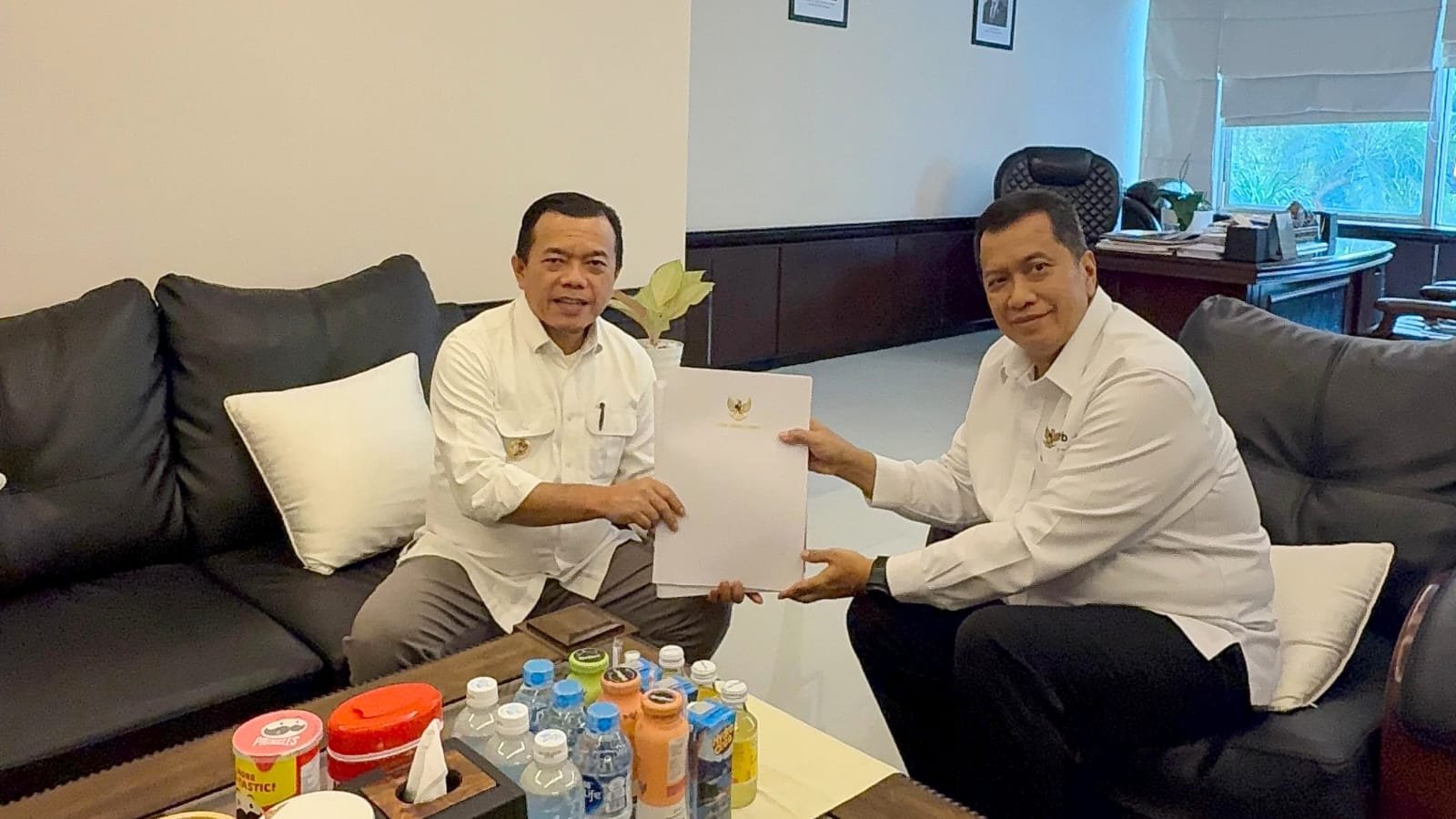 Gubernur Jambi Al Haris menyerahkan langsung berkas pengusulan PPPK paruh waktu Pemprov Jambi yang diterima Wakil Menteri PANRB Gubernur Jambi Al Haris menyerahkan langsung berkas pengusulan PPPK paruh waktu Pemprov Jambi yang diterima Wakil Menteri PANRB