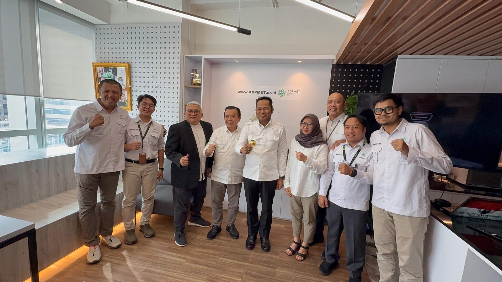 Gubernur Jambi Al Haris bersama pengurus Asosiasi Daerah Penghasil Migas dan Energi Terbarukan (ADPMET)