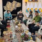 Gubernur Jambi Al Haris dan Wamenpan RB) RI Komjen. Pol. (Purn) Purwadi Arianto saat berdiakuai bersama bupati, walikota dan Forkopimda se Provinsi Jambi