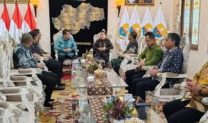 Gubernur Jambi Al Haris dan Wamenpan RB) RI Komjen. Pol. (Purn) Purwadi Arianto saat berdiakuai bersama bupati, walikota dan Forkopimda se Provinsi Jambi