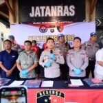 Kabid Humas Polda Jambi Kombes Pol. Mulia Prianto didampingi Mapolresta Jambi Kombes Pol. Boy Siregar menerangkan pengungkapan kasus pencurian pagar Taman Anggrek