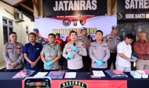 Kabid Humas Polda Jambi Kombes Pol. Mulia Prianto didampingi Mapolresta Jambi Kombes Pol. Boy Siregar menerangkan pengungkapan kasus pencurian pagar Taman Anggrek