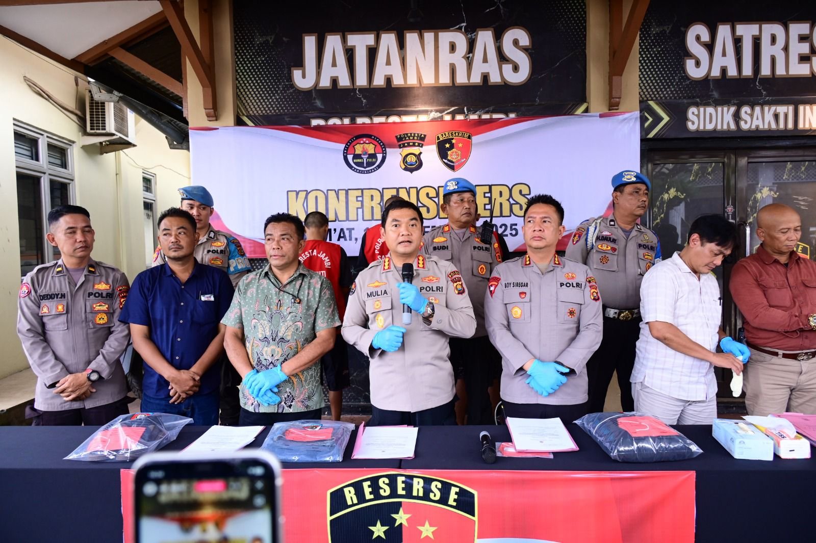 Kabid Humas Polda Jambi Kombes Pol. Mulia Prianto didampingi Mapolresta Jambi Kombes Pol. Boy Siregar menerangkan pengungkapan kasus pencurian pagar Taman Anggrek