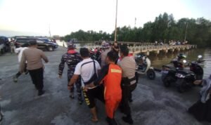 Proses evakuasi korban tenggelam di Pelabuhan Pelindo, Sungai Pengabuan, Tanjab Barat