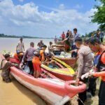 Proses evakuasi jenazah korban tenggelam di Pelabuhan Pasir, Sungai Batanghari, Kota Jambi