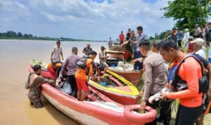 Proses evakuasi jenazah korban tenggelam di Pelabuhan Pasir, Sungai Batanghari, Kota Jambi
