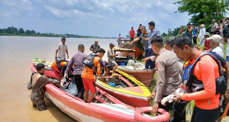 Proses evakuasi jenazah korban tenggelam di Pelabuhan Pasir, Sungai Batanghari, Kota Jambi
