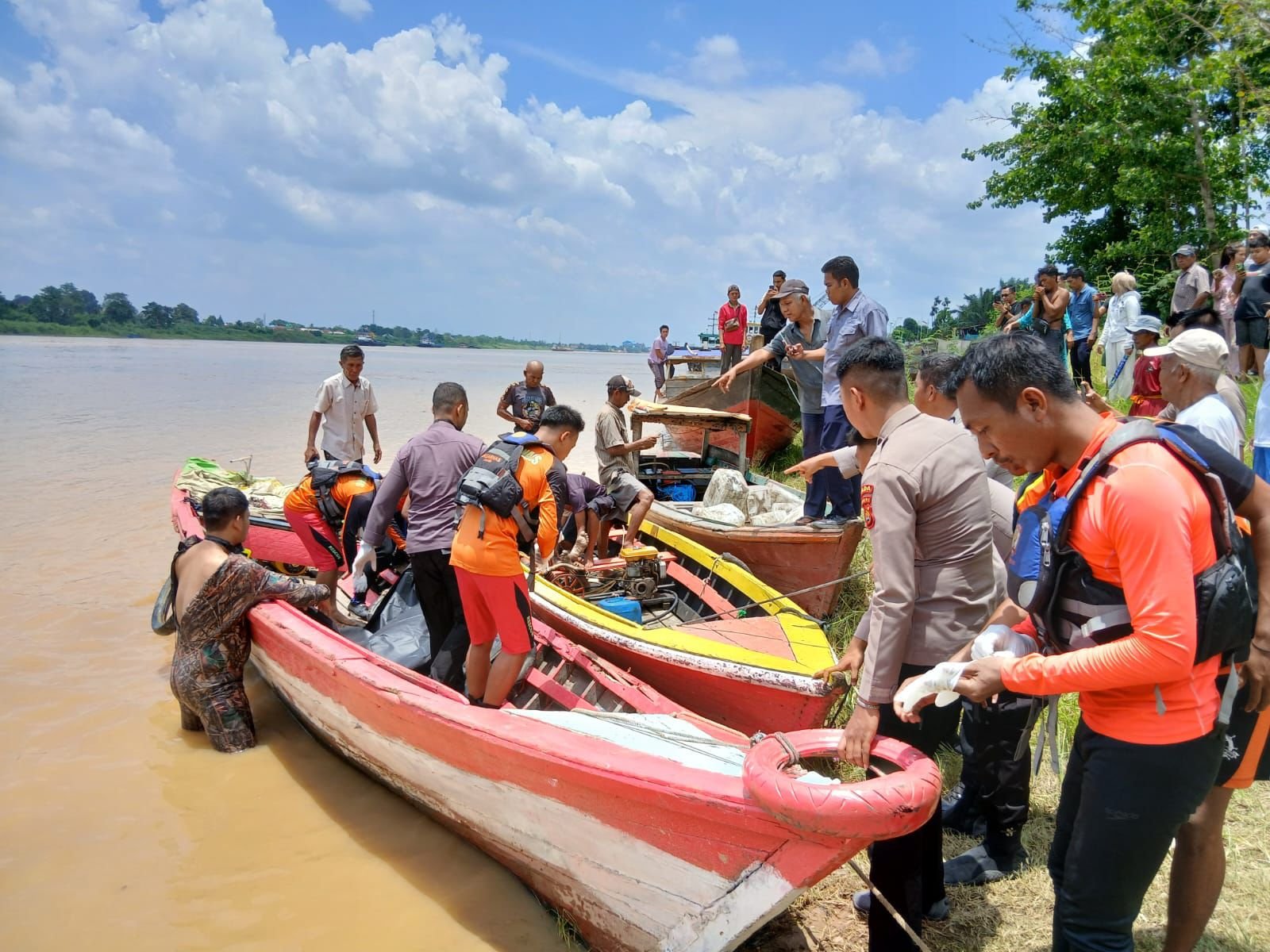 Proses evakuasi jenazah korban tenggelam di Pelabuhan Pasir, Sungai Batanghari, Kota Jambi