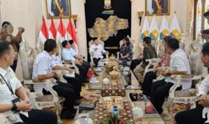 Gubernur Jambi, Al Haris bersama Kepala Kantor Regional (Kanreg) VII BKN Palembang, Heni Sri Wahyuni usai menandatangani nota kesepahaman terkait penguatan manajemen ASN