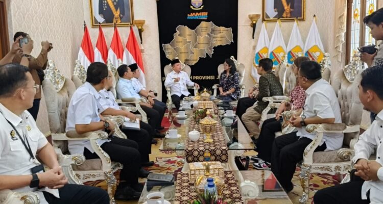 Gubernur Jambi, Al Haris bersama Kepala Kantor Regional (Kanreg) VII BKN Palembang, Heni Sri Wahyuni usai menandatangani nota kesepahaman terkait penguatan manajemen ASN