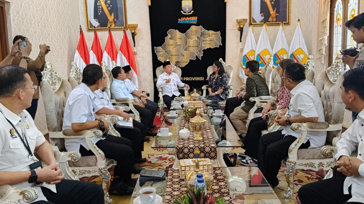 Gubernur Jambi, Al Haris bersama Kepala Kantor Regional (Kanreg) VII BKN Palembang, Heni Sri Wahyuni usai menandatangani nota kesepahaman terkait penguatan manajemen ASN