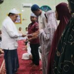 Gubernur Jambi Al Haris menyerahkan santunan kepada anak yatim dan dhuafa di Masjid Darussa’adah Pondok Meja