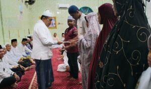 Gubernur Jambi Al Haris menyerahkan santunan kepada anak yatim dan dhuafa di Masjid Darussa’adah Pondok Meja