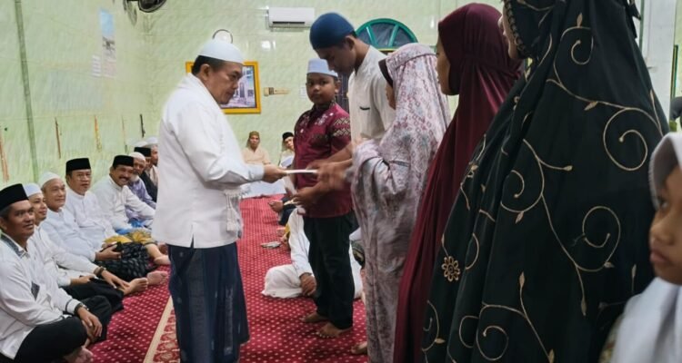 Gubernur Jambi Al Haris menyerahkan santunan kepada anak yatim dan dhuafa di Masjid Darussa’adah Pondok Meja