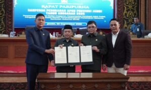 Gubernur Jambi Al Haris bersama pimpinan DPRD Provinsi Jambi foto bersama usai penyerahan berita acara rapat paripurna Ranperda Perubahan APBD tahun anggaran 2025