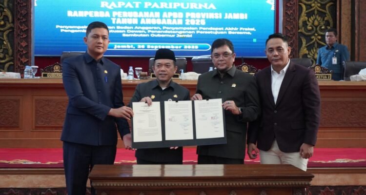 Gubernur Jambi Al Haris bersama pimpinan DPRD Provinsi Jambi foto bersama usai penyerahan berita acara rapat paripurna Ranperda Perubahan APBD tahun anggaran 2025