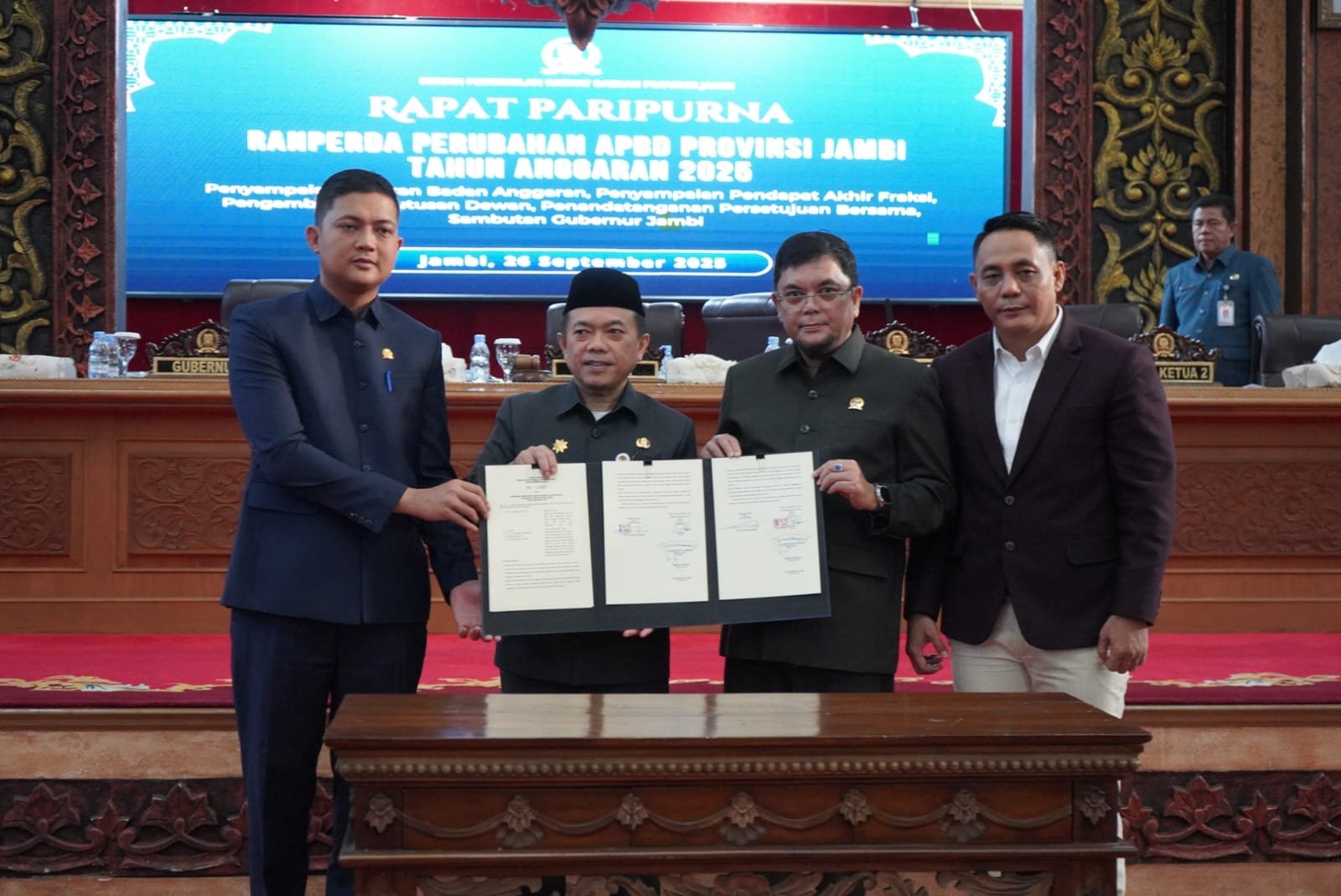 Gubernur Jambi Al Haris bersama pimpinan DPRD Provinsi Jambi foto bersama usai penyerahan berita acara rapat paripurna Ranperda Perubahan APBD tahun anggaran 2025