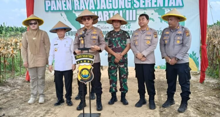 Kapolda Jambi Irjen Pol Krisno H Siregar bersama Gubernur Jambi, Danrem 042/Garuda Putih, Brigjen TNI Heri Purwanto dan Bupati Tanjung Jabung Timur, Dillah Hikmah Sari usai panen raya jagung di Geragai
