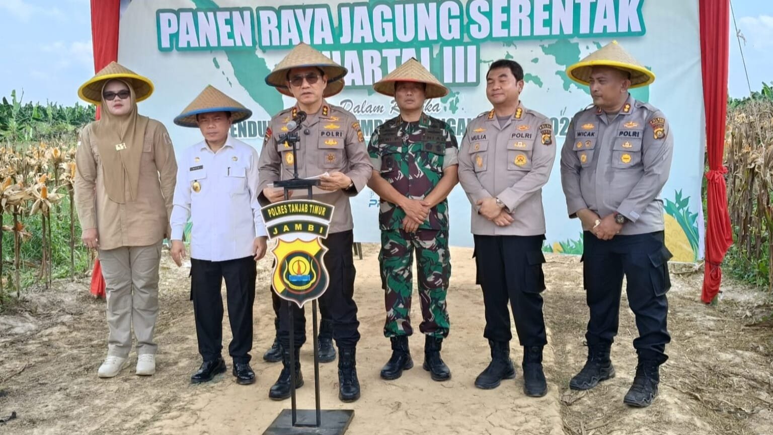 Kapolda Jambi Irjen Pol Krisno H Siregar bersama Gubernur Jambi, Danrem 042/Garuda Putih, Brigjen TNI Heri Purwanto dan Bupati Tanjung Jabung Timur, Dillah Hikmah Sari usai panen raya jagung di Geragai