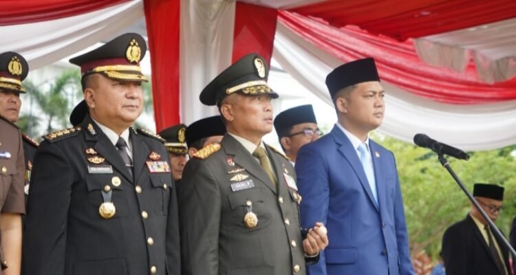 Danrem 042/Gapu Brigjen TNI Heri Purwanto saat menghadiri peringatan Hari Kesaktian Pancasila di lapangan Kantor Gubernur Jambi