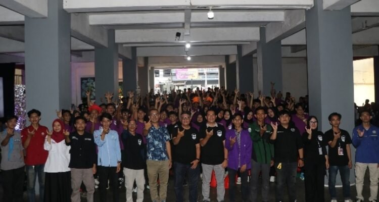 Foto bersama usai penutupan PKKMB UNH Jambi tahun 2025