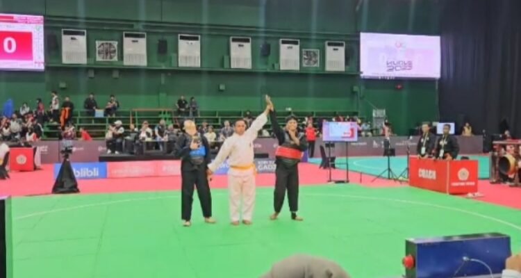 Pesilat Jambi Zafi Arza yang turun di kelas H putra PON Bela Diri Kudus, usai mengalahkan lawannya dari Sumsel