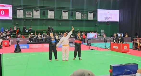 Pesilat Jambi Zafi Arza yang turun di kelas H putra PON Bela Diri Kudus, usai mengalahkan lawannya dari Sumsel