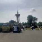 Ratusan sopir truk angkutan material dan bus saat menggelar aksi di Tugu Keris Siginjai