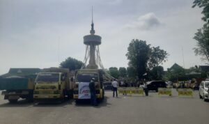 Ratusan sopir truk angkutan material dan bus saat menggelar aksi di Tugu Keris Siginjai