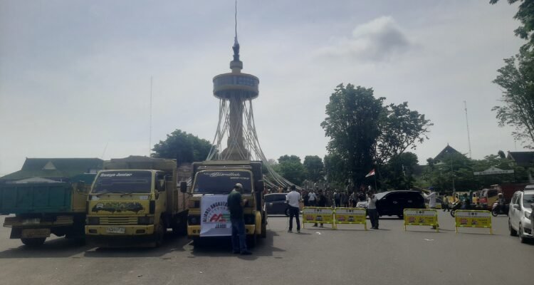 Ratusan sopir truk angkutan material dan bus saat menggelar aksi di Tugu Keris Siginjai Ratusan sopir truk angkutan material dan bus saat menggelar aksi di Tugu Keris Siginjai