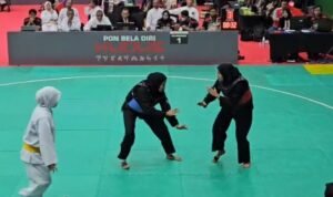 Atlet silat andalan Jambi Andhini Ayu Puspita Dewi saat tampil di semifinal cabor pencak sikat PON Bela Diri Kudus