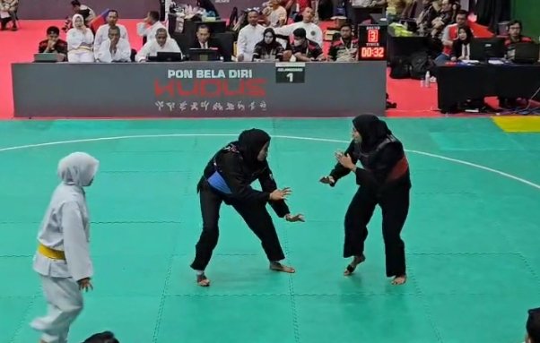 Atlet silat andalan Jambi Andhini Ayu Puspita Dewi saat tampil di semifinal cabor pencak sikat PON Bela Diri Kudus