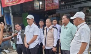 Kasubdit I Indagsi Ditreskrimsus Polda Jambi AKBP Hernawan Rizky Yudhantoro bersama tim Satgas pengendalian harga beras saat melakukan pengecekan di Pasar Atas Sarolangun
