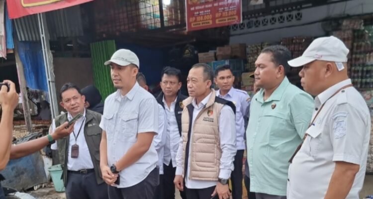 Kasubdit I Indagsi Ditreskrimsus Polda Jambi AKBP Hernawan Rizky Yudhantoro bersama tim Satgas pengendalian harga beras saat melakukan pengecekan di Pasar Atas Sarolangun