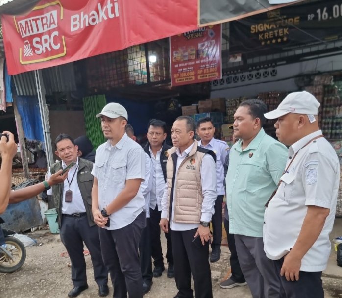 Kasubdit I Indagsi Ditreskrimsus Polda Jambi AKBP Hernawan Rizky Yudhantoro bersama tim Satgas pengendalian harga beras saat melakukan pengecekan di Pasar Atas Sarolangun