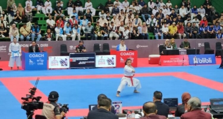 Penampilan karateka muda Jambi Novisa Irni Salim di kelas kata perorangan putri PON Bela Diri Kudus