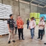 Tim satgas pengendalian harga saat memantau stok dan harga beras di salah satu gudang di Kota Jambi Tim satgas pengendalian harga saat memantau stok dan harga beras di salah satu gudang di Kota Jambi