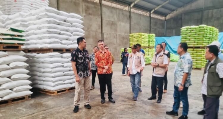 Tim satgas pengendalian harga saat memantau stok dan harga beras di salah satu gudang di Kota Jambi Tim satgas pengendalian harga saat memantau stok dan harga beras di salah satu gudang di Kota Jambi