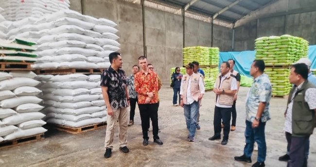 Tim satgas pengendalian harga saat memantau stok dan harga beras di salah satu gudang di Kota Jambi Tim satgas pengendalian harga saat memantau stok dan harga beras di salah satu gudang di Kota Jambi