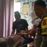 Korban serangan beruang saat mendapat pertolongan petugas medis Korban serangan beruang saat mendapat pertolongan petugas medis