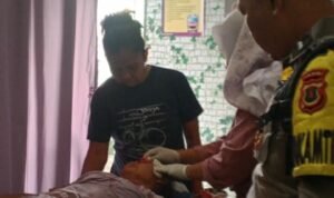 Korban serangan beruang saat mendapat pertolongan petugas medis Korban serangan beruang saat mendapat pertolongan petugas medis