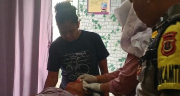 Korban serangan beruang saat mendapat pertolongan petugas medis Korban serangan beruang saat mendapat pertolongan petugas medis