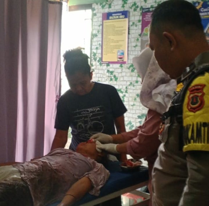 Korban serangan beruang saat mendapat pertolongan petugas medis Korban serangan beruang saat mendapat pertolongan petugas medis